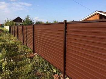 Забор из профнастила горизонтального расположение